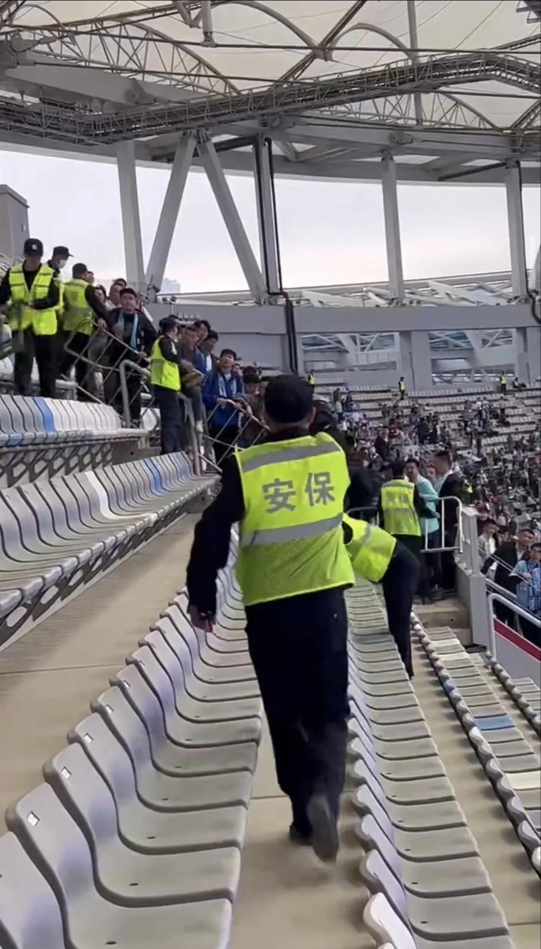 包含大连人主场惨遭逆转负于对手，遗憾失利的词条