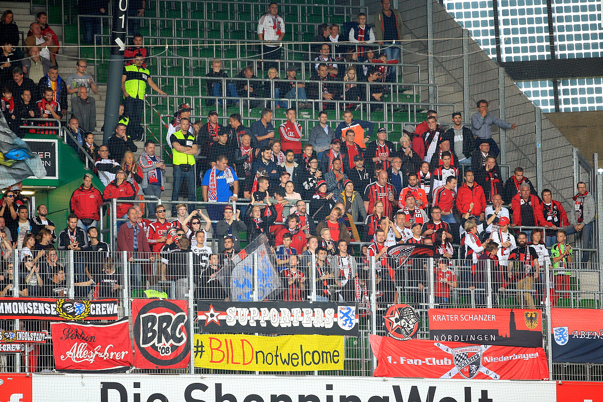 足球界焦点，强队对决现场报道