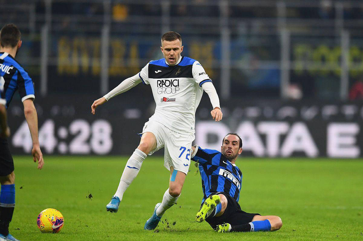 意甲球队尤文图斯迎战英格兰曼联的激烈比赛