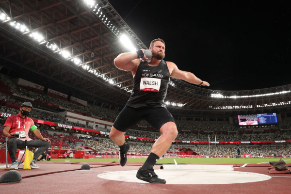 新西兰队在皮划艇比赛中斩获金牌，全场震撼