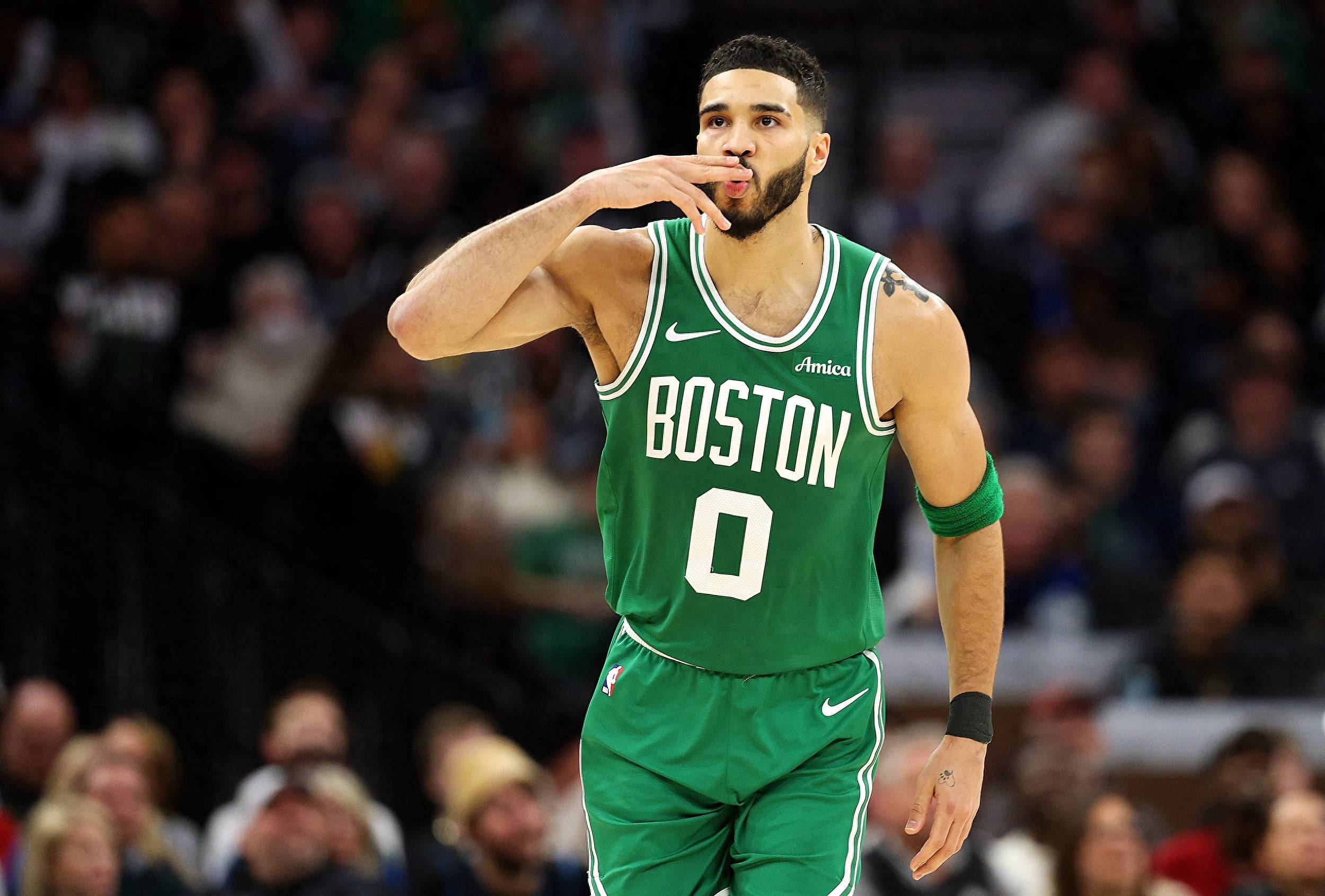 凯尔特人碾压独行侠，浓眉三分雨点燃全场