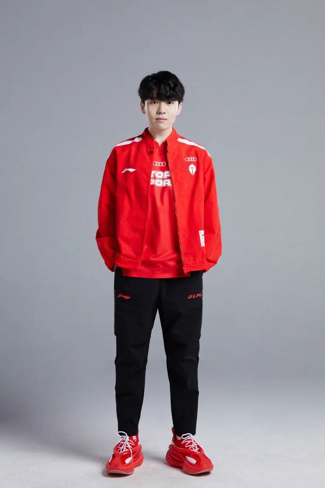 LGD鏖战CLG，JackeyLove操刀奇招英雄翻盘强强对话淘汰赛，引爆全场热议